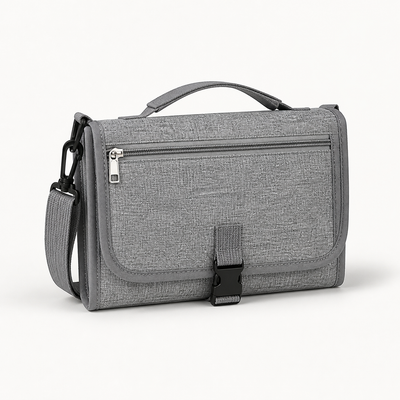 Matelas à langer nomade gris plié pour être rangé dans un sac à langer