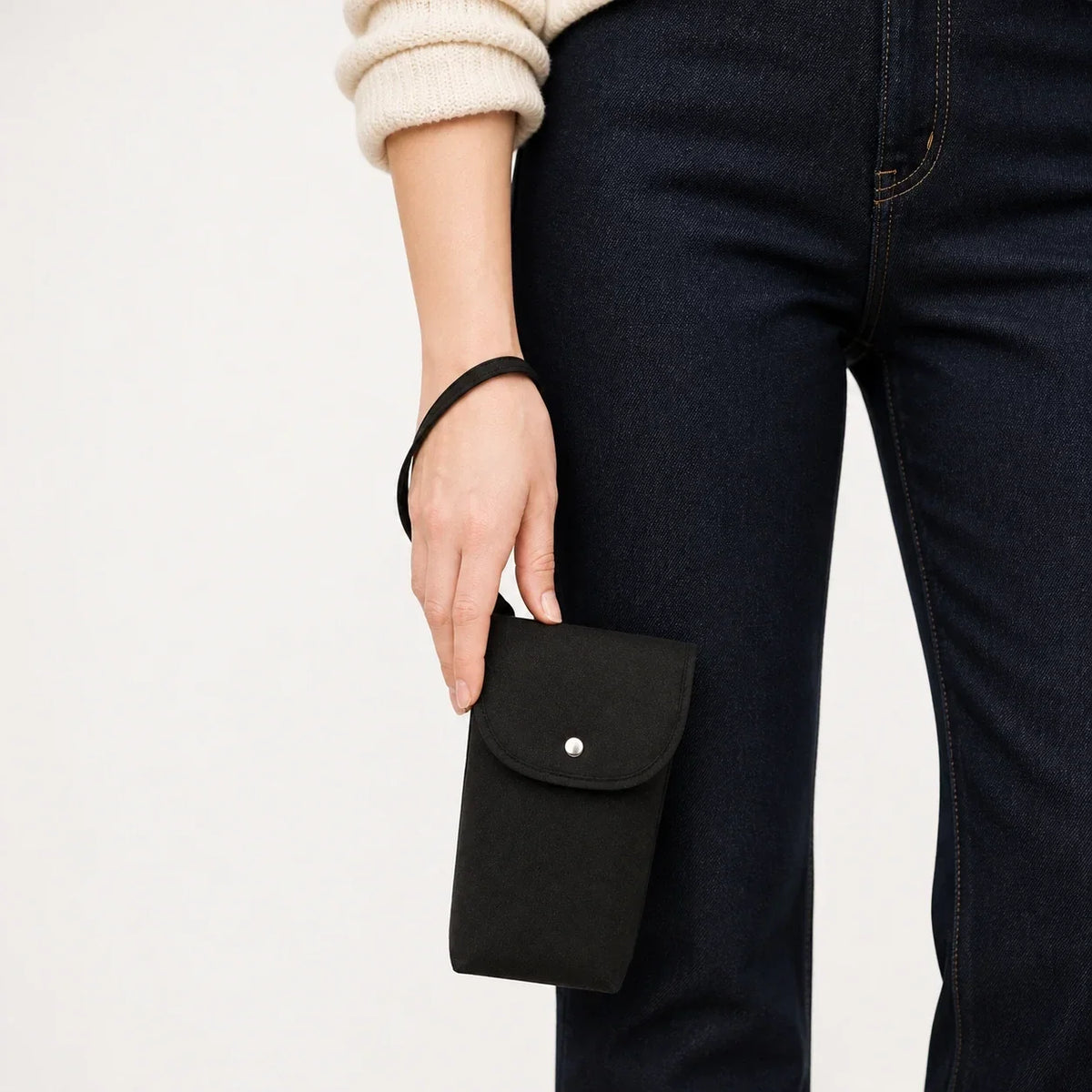 Pochette à couches noire tenue au poignet, à emporter à table au restaurant Image