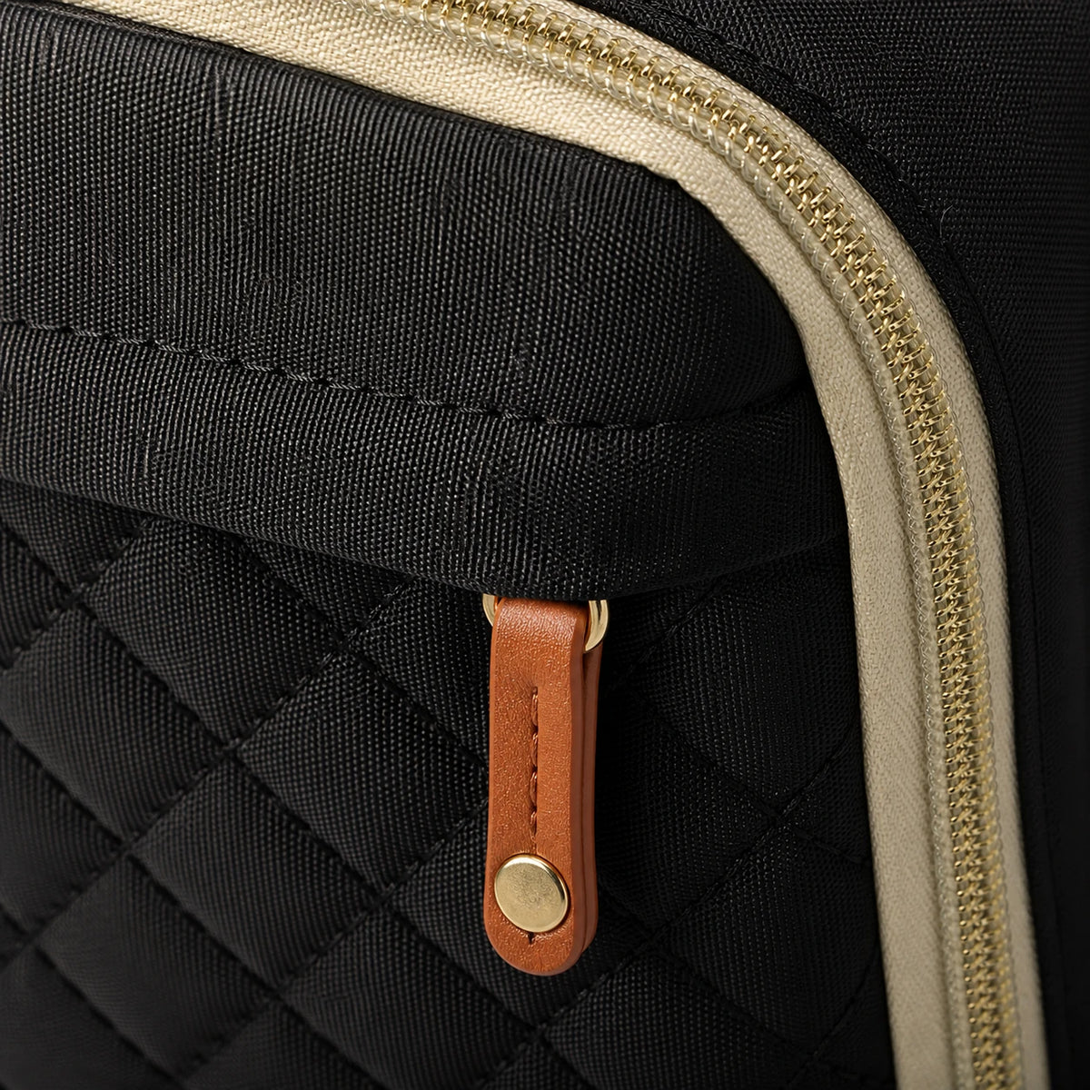 Détail des coutures et de la fermeture d'un sac à langer noir NEVOA Image