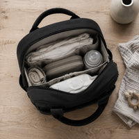 Sac à dos à langer compartimenté noir utilisé au quotidien | NOLIERA