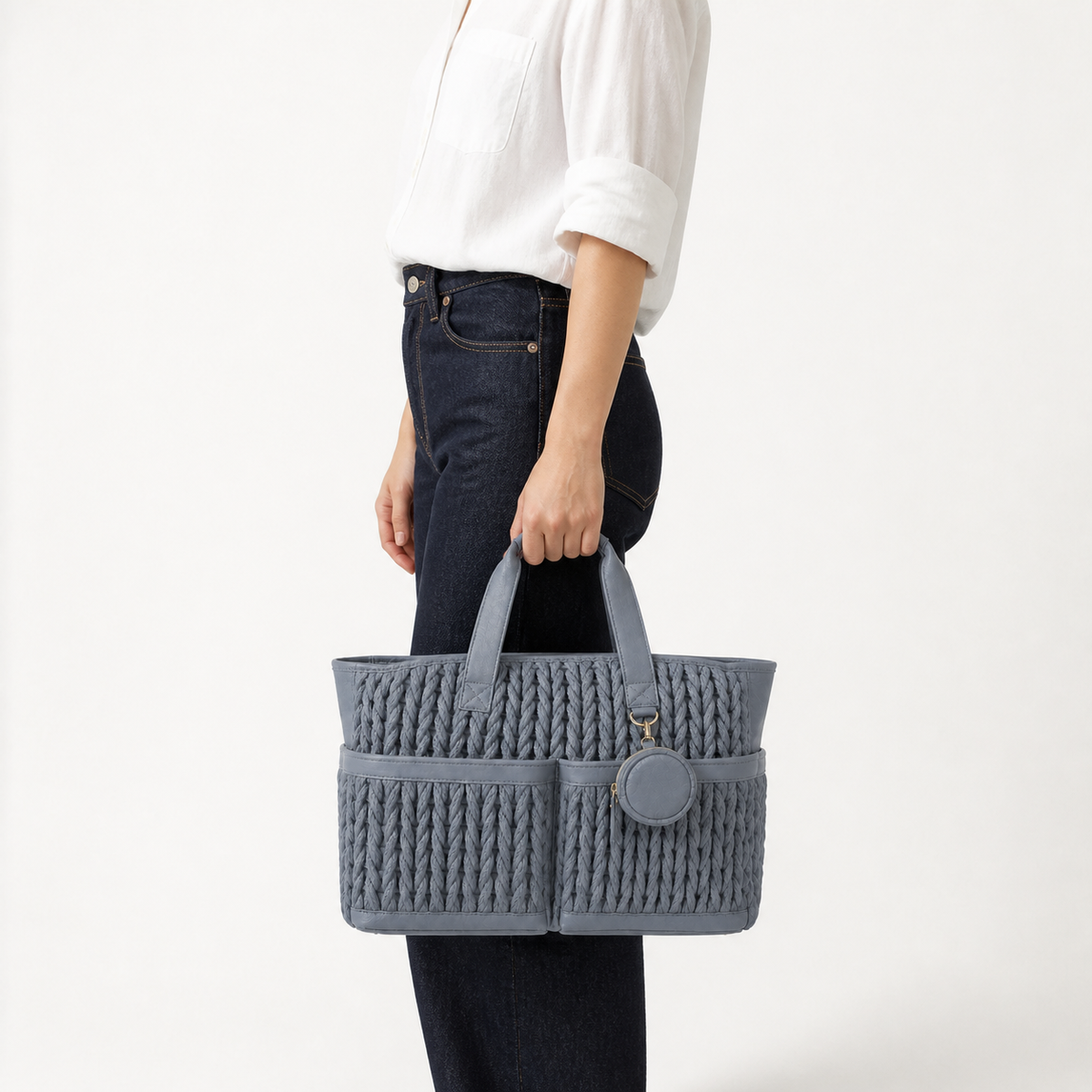 Cabas à langer tressé bleu porté, taille réelle | NOLIERA