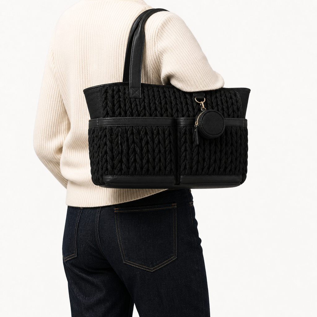 Cabas à langer tressé noir porté, taille réelle | NOLIERA