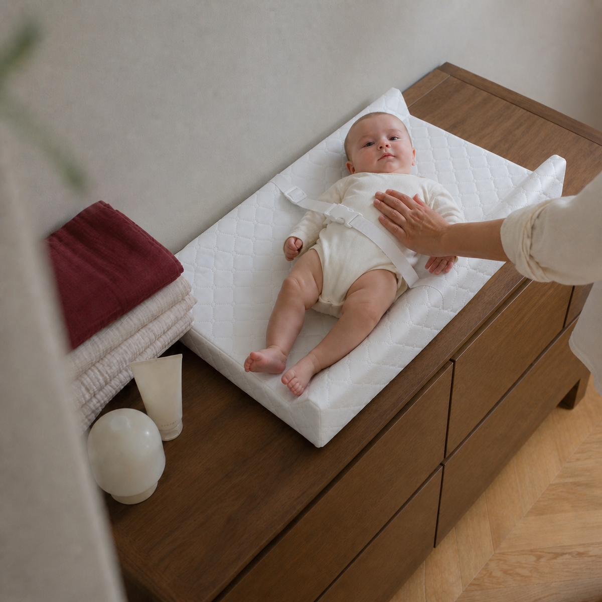 Bébé allongé sur le matelas à langer blanc NOLIERA | NOLIERA