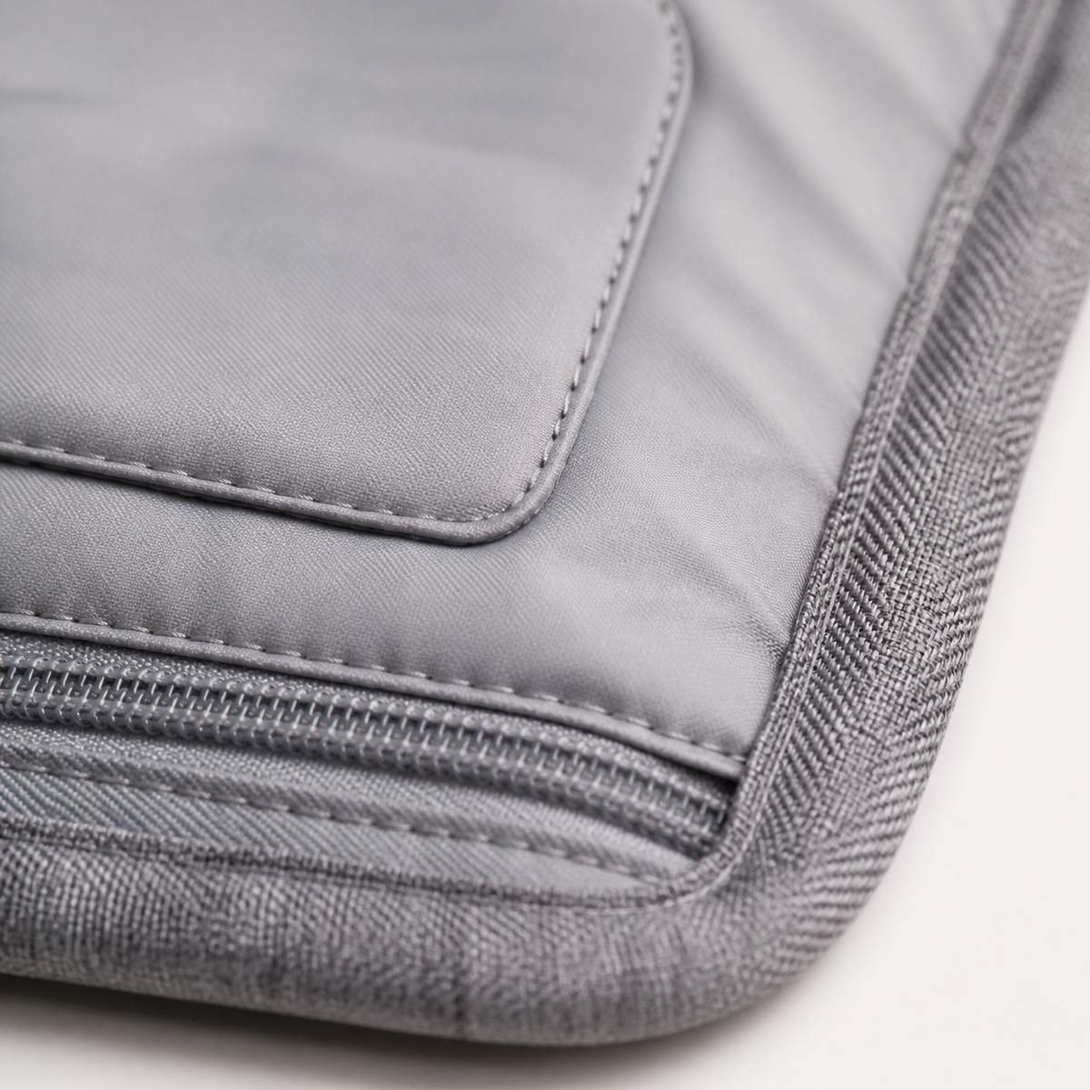 Détail du coussin de tête du matelas à langer nomade gris | NOLIERA