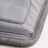 Détail du coussin de tête du matelas à langer nomade gris | NOLIERA