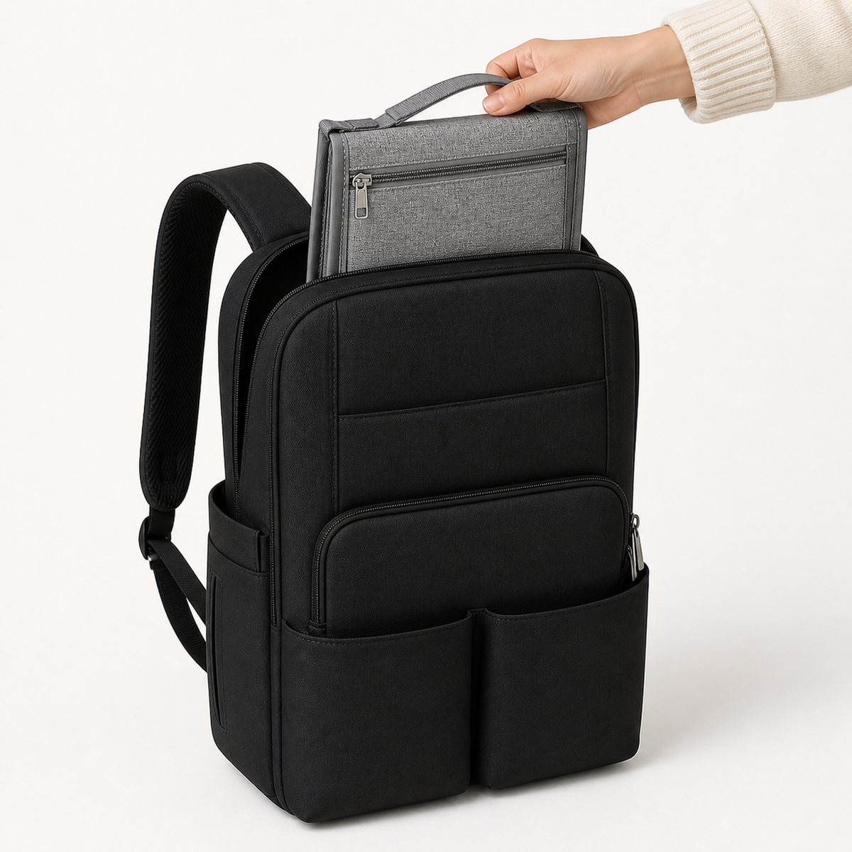 Matelas à langer nomade gris rangé dans un sac à dos | NOLIERA