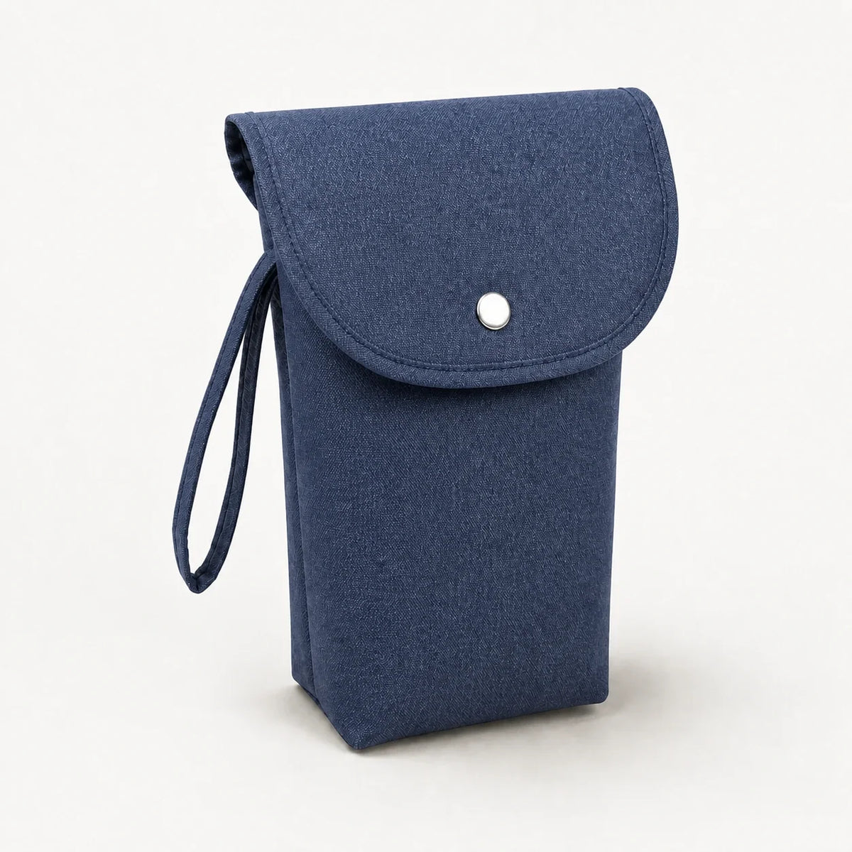 Pochette à couches bleue, vue studio fond blanc | NOLIERA