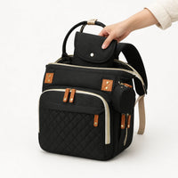 Pochette à couches noire rangée dans un sac à langer | NOLIERA