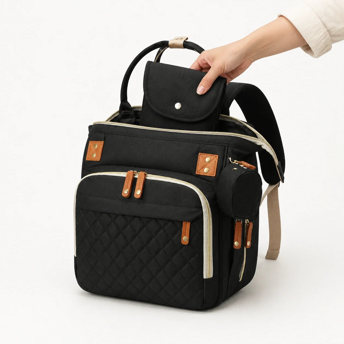 Pochette à couches noire rangée dans un sac à langer | NOLIERA