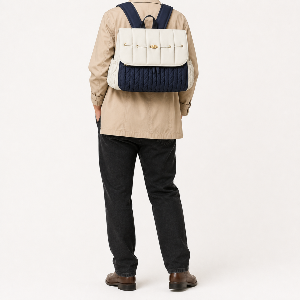 Sac à dos à langer tressé écru et marine porté, taille réelle | NOLIERA