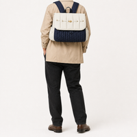 Sac à dos à langer tressé écru et marine porté, taille réelle | NOLIERA