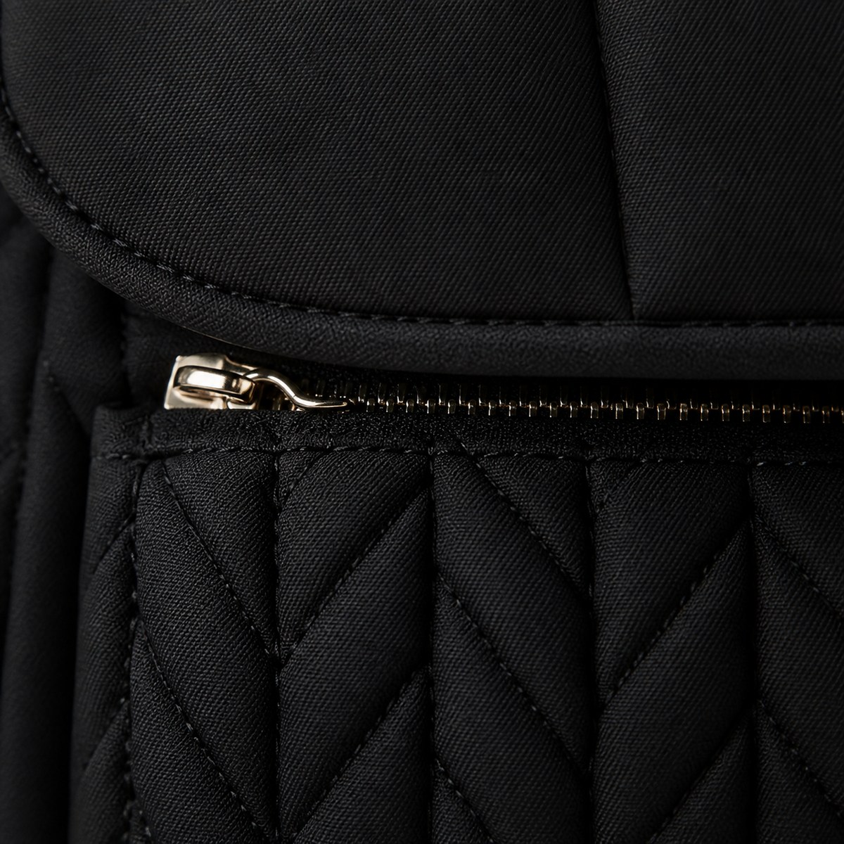 Détail coutures et fermeture du sac à dos à langer tressé noir | NOLIERA