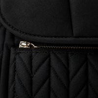 Détail coutures et fermeture du sac à dos à langer tressé noir | NOLIERA
