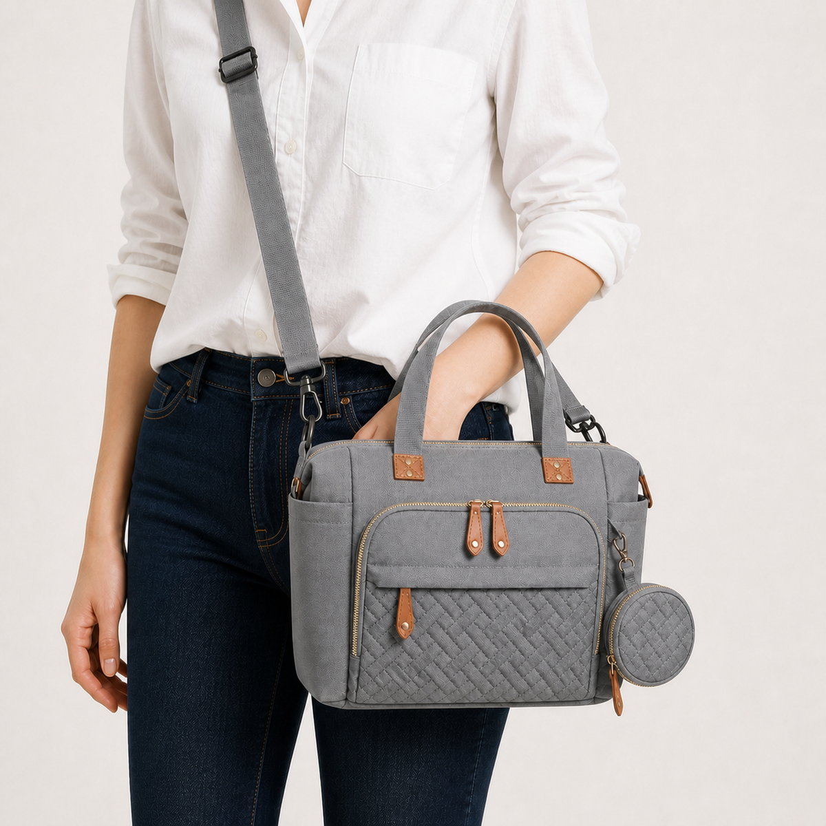 Sac à langer bandoulière gris porté, taille réelle | NOLIERA