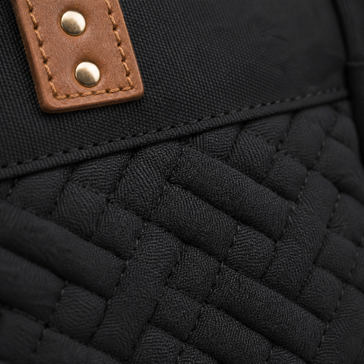 Détail du panneau tressé du sac à langer bandoulière noir | NOLIERA