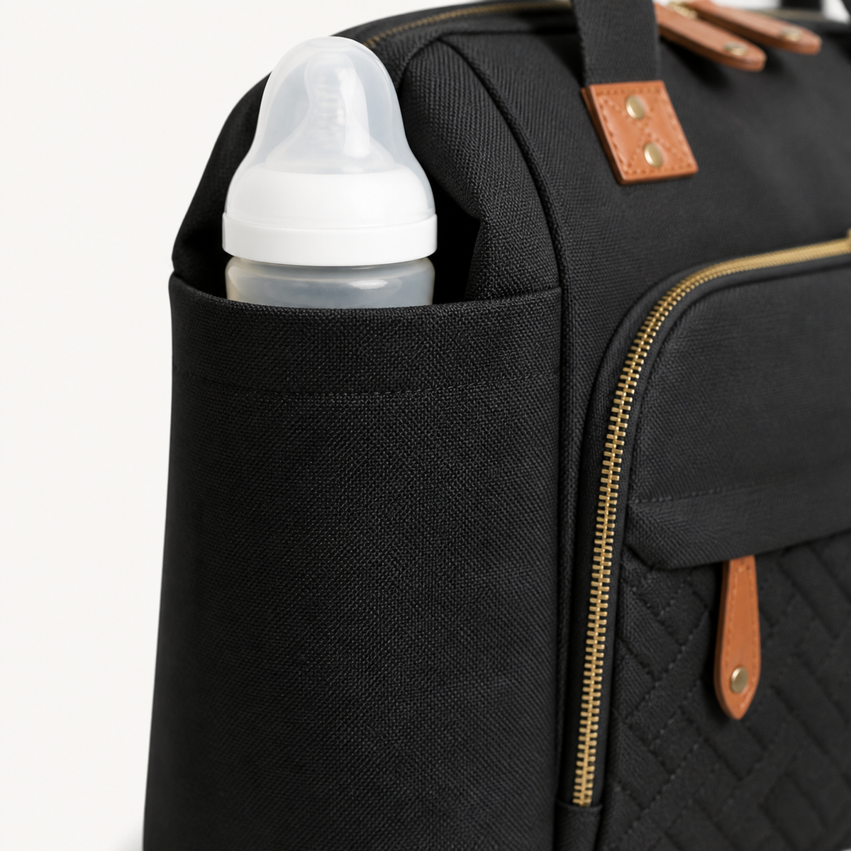 Poche isotherme du sac à langer bandoulière noir avec un biberon | NOLIERA