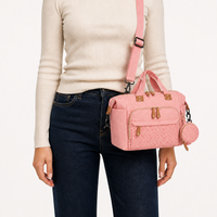 Sac à langer bandoulière rose porté sur une épaule, taille réelle | NOLIERA