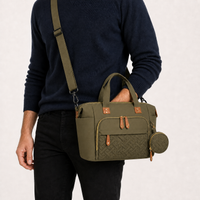 Sac à langer bandoulière vert porté, taille réelle | NOLIERA