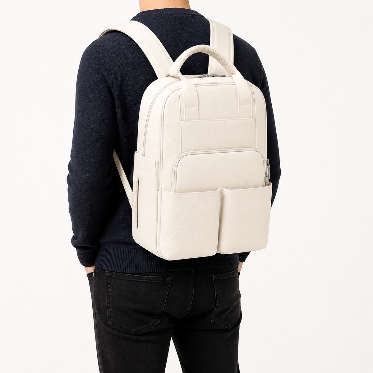 Sac à dos à langer compartimenté blanc cassé porté, taille réelle | NOLIERA