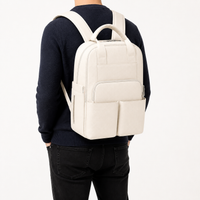Sac à dos à langer compartimenté blanc cassé porté, taille réelle | NOLIERA