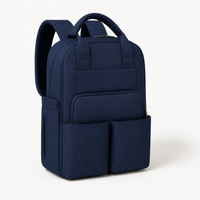 Sac à dos à langer compartimenté bleu foncé, vue studio | NOLIERA