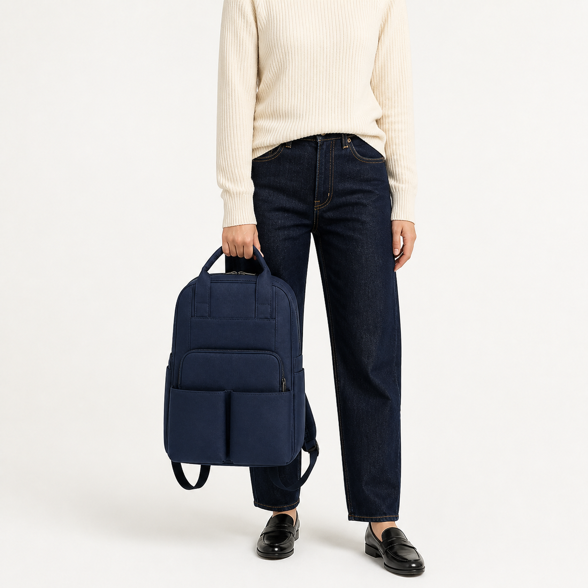 Sac à dos à langer compartimenté bleu foncé porté, taille réelle | NOLIERA