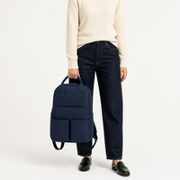 Sac à dos à langer compartimenté bleu foncé porté, taille réelle | NOLIERA