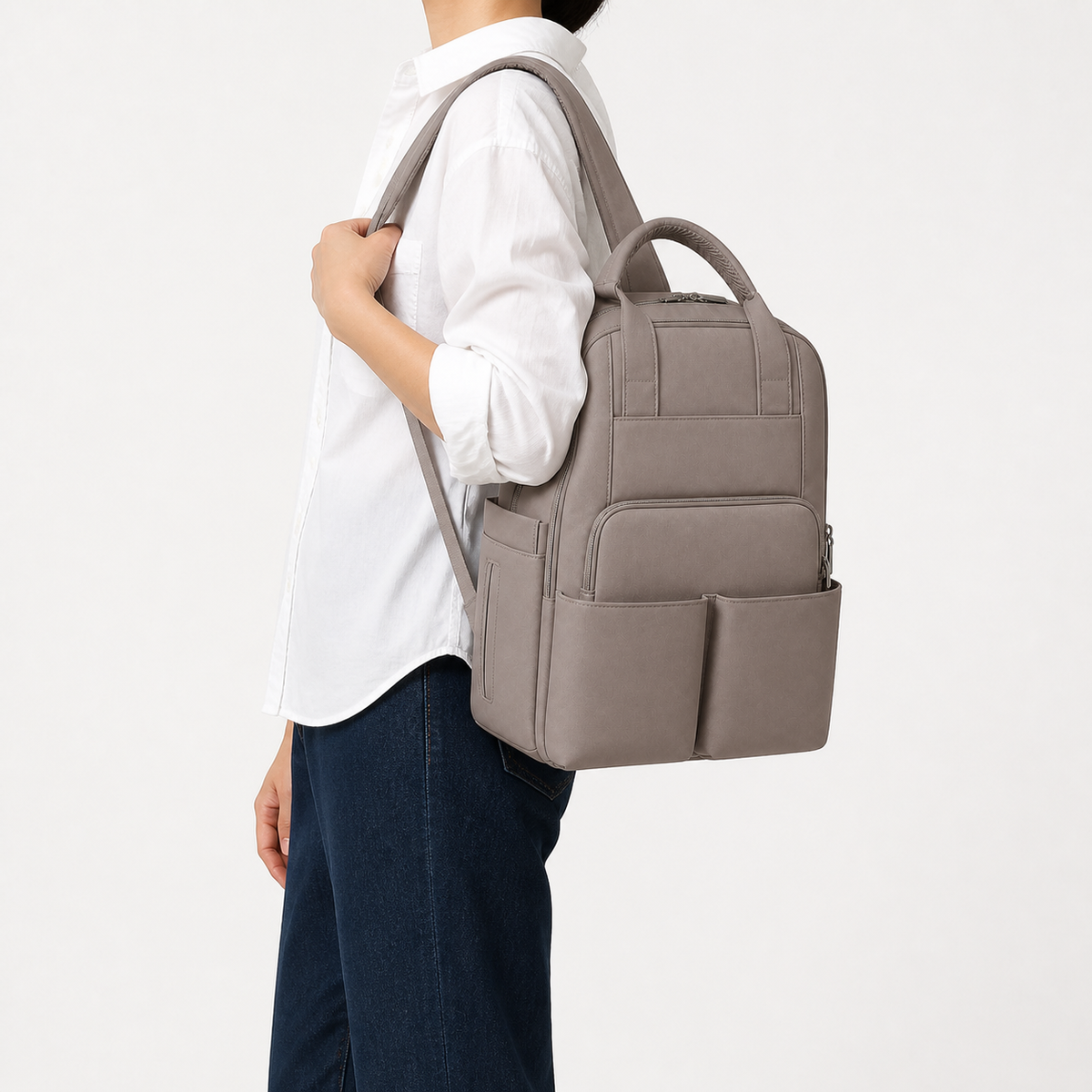 Sac à dos à langer compartimenté gris porté, taille réelle | NOLIERA