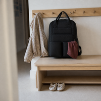 Sac à dos à langer noir accroché au vestiaire de la crèche | NOLIERA