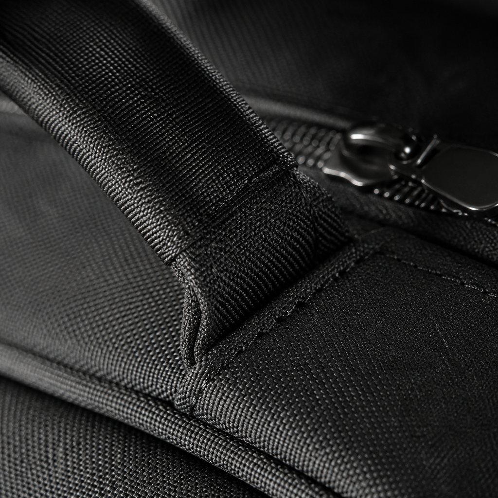 Détail des coutures et de la bretelle du sac à dos noir | NOLIERA