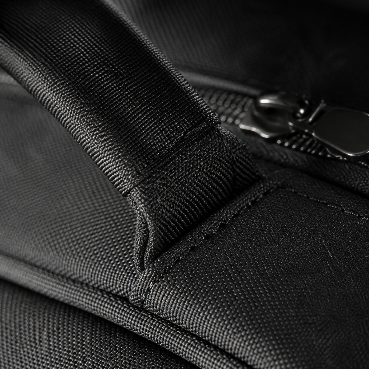 Détail des coutures et de la bretelle du sac à dos noir | NOLIERA