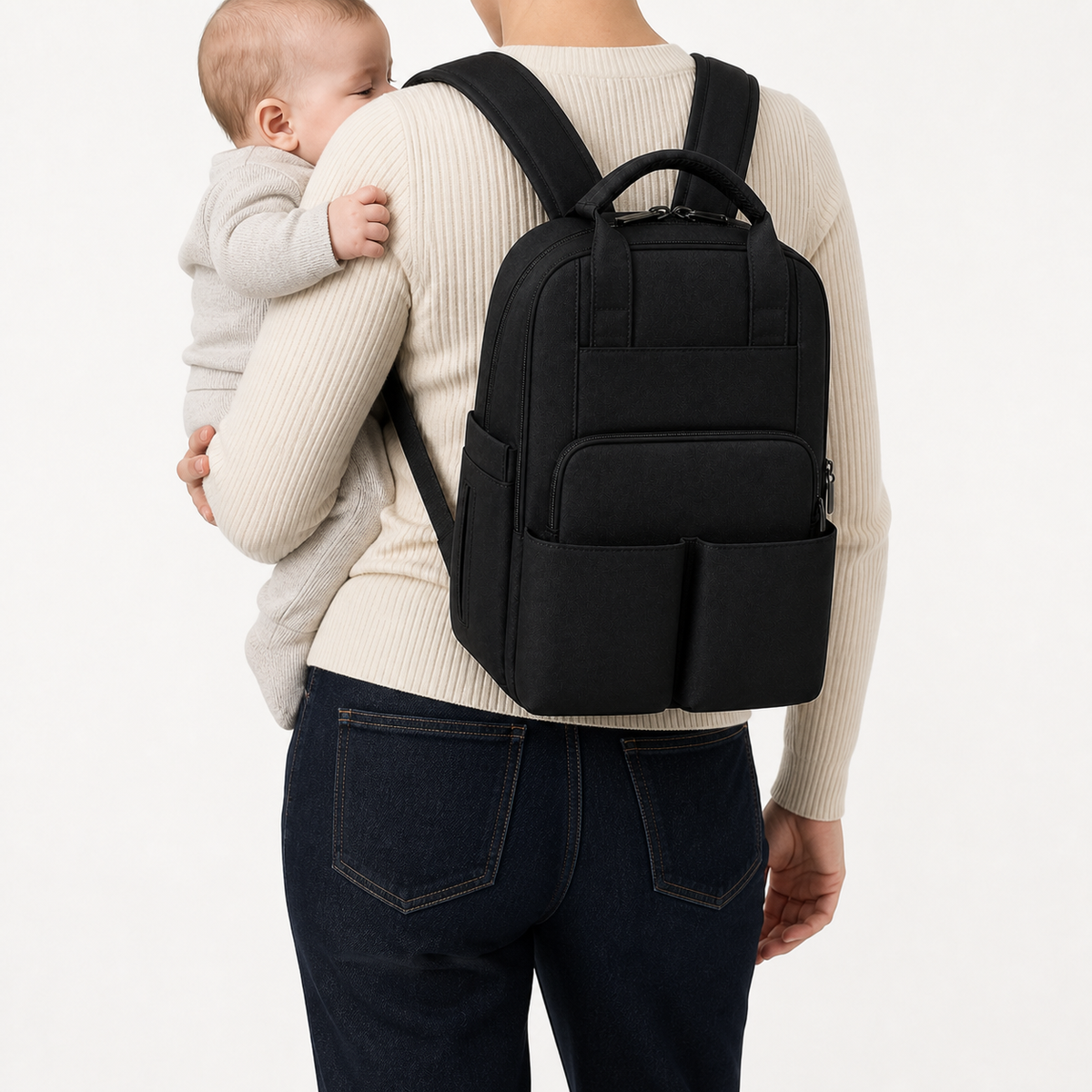 Sac à dos à langer noir porté avec un bébé dans les bras | NOLIERA