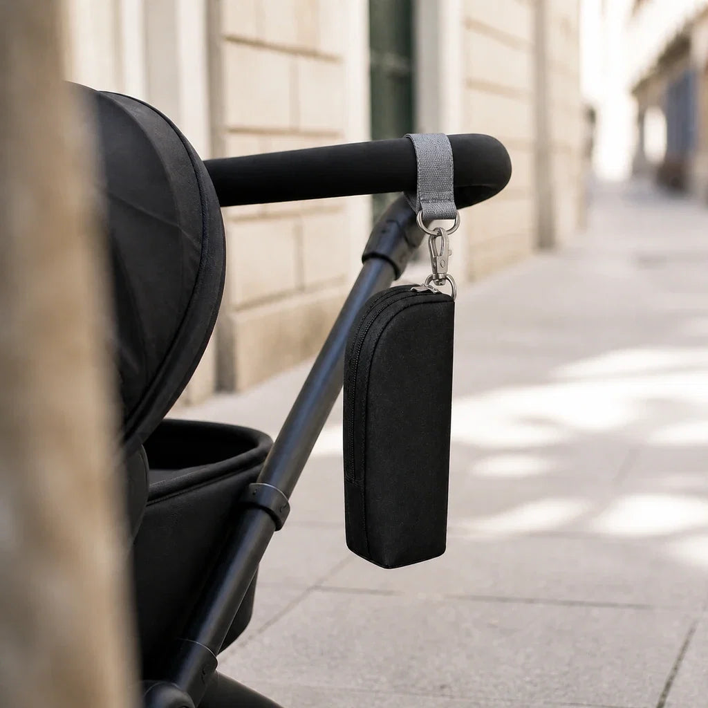Sac isotherme biberon noir accroché à une poussette | NOLIERA