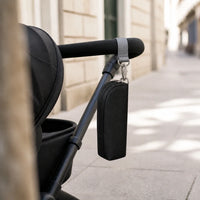 Sac isotherme biberon noir accroché à une poussette | NOLIERA