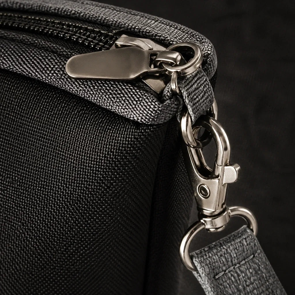 Détail du zip et du mousqueton du sac isotherme noir | NOLIERA