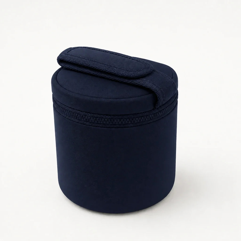 Sac isotherme à biberon bleu profond en néoprène, vue studio | NOLIERA