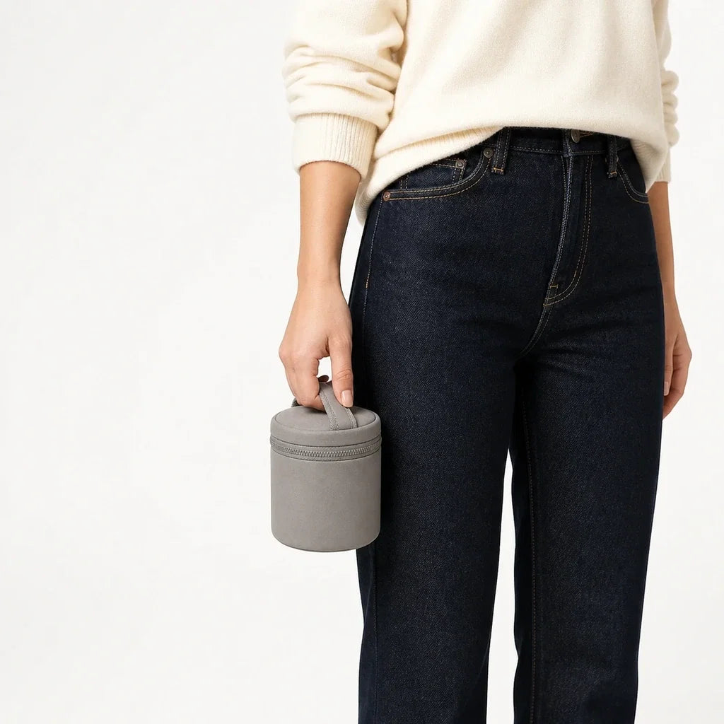 Sac isotherme à biberon cendre tenu à la main, taille réelle | NOLIERA