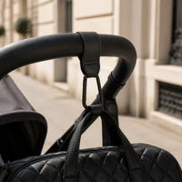 Crochet de poussette noir fixé au guidon avec sac | NOLIERA