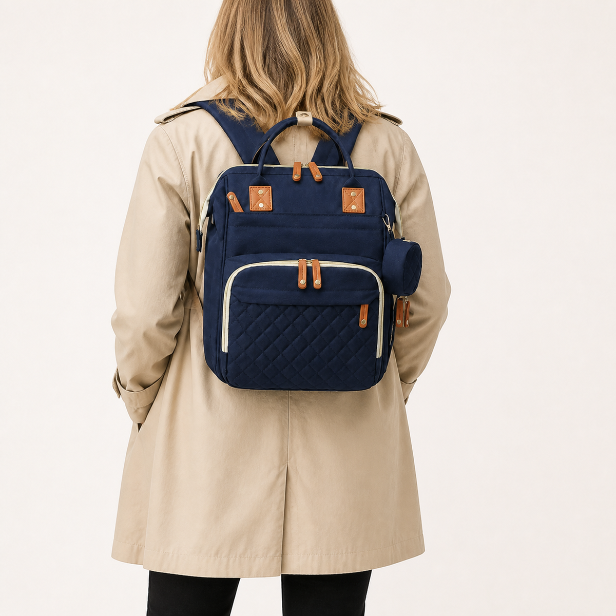 Sac à dos à langer bleu porté, taille réelle | NOLIERA