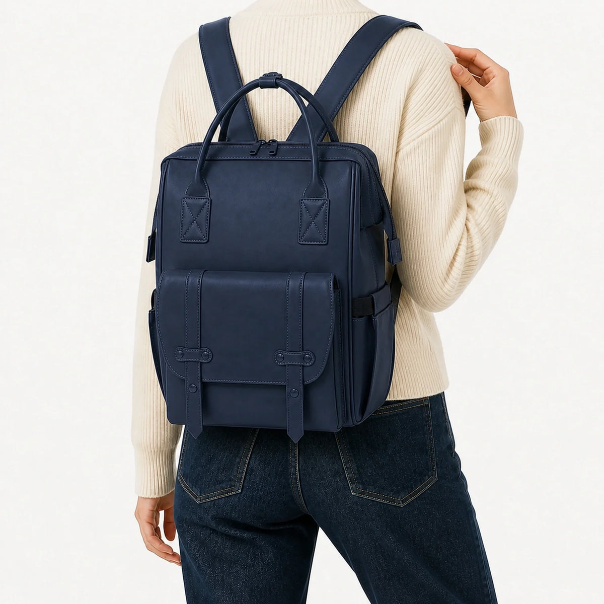 Sac à dos à langer cuir bleu porté de dos, taille réelle | NOLIERA