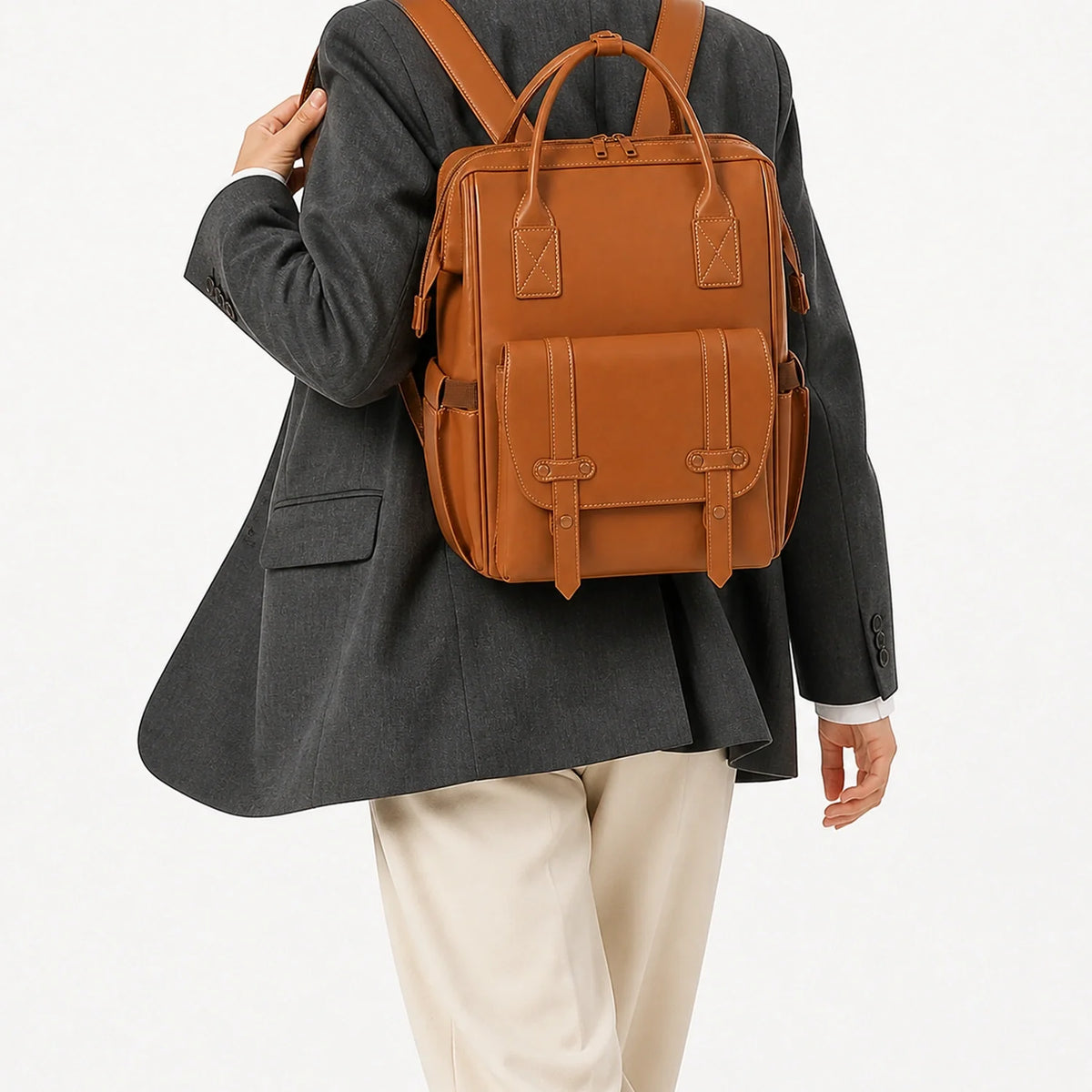 Sac à dos à langer cuir camel porté de dos, taille réelle | NOLIERA