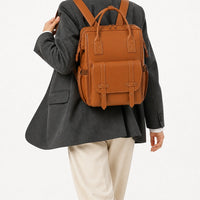 Sac à dos à langer cuir camel porté de dos, taille réelle | NOLIERA