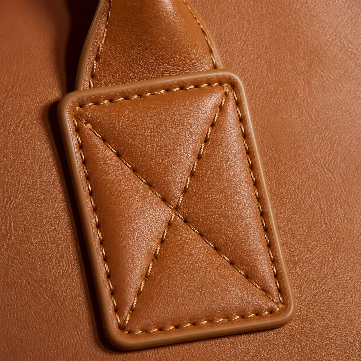 Détail poignée et surpiqûres du sac à dos à langer cuir camel | NOLIERA