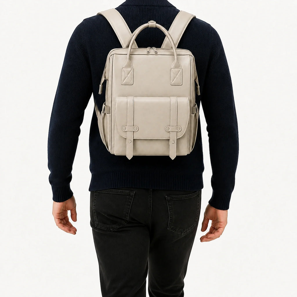 Sac à dos à langer cuir gris pierre porté de dos, taille réelle | NOLIERA