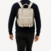 Sac à dos à langer cuir gris pierre porté de dos, taille réelle | NOLIERA