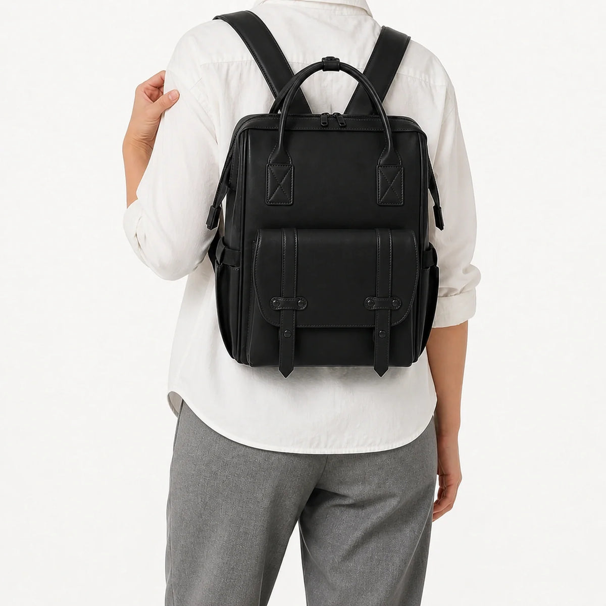 Sac à dos à langer cuir noir porté de dos, taille réelle | NOLIERA