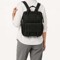 Sac à dos à langer cuir noir porté de dos, taille réelle | NOLIERA