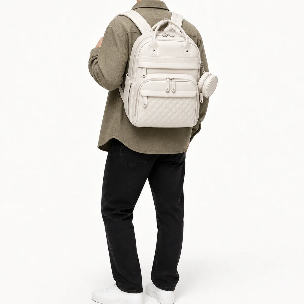 Sac à dos à langer blanc porté de dos, taille réelle | NOLIERA