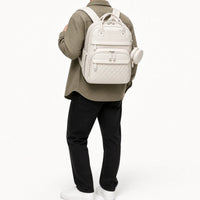 Sac à dos à langer blanc porté de dos, taille réelle | NOLIERA