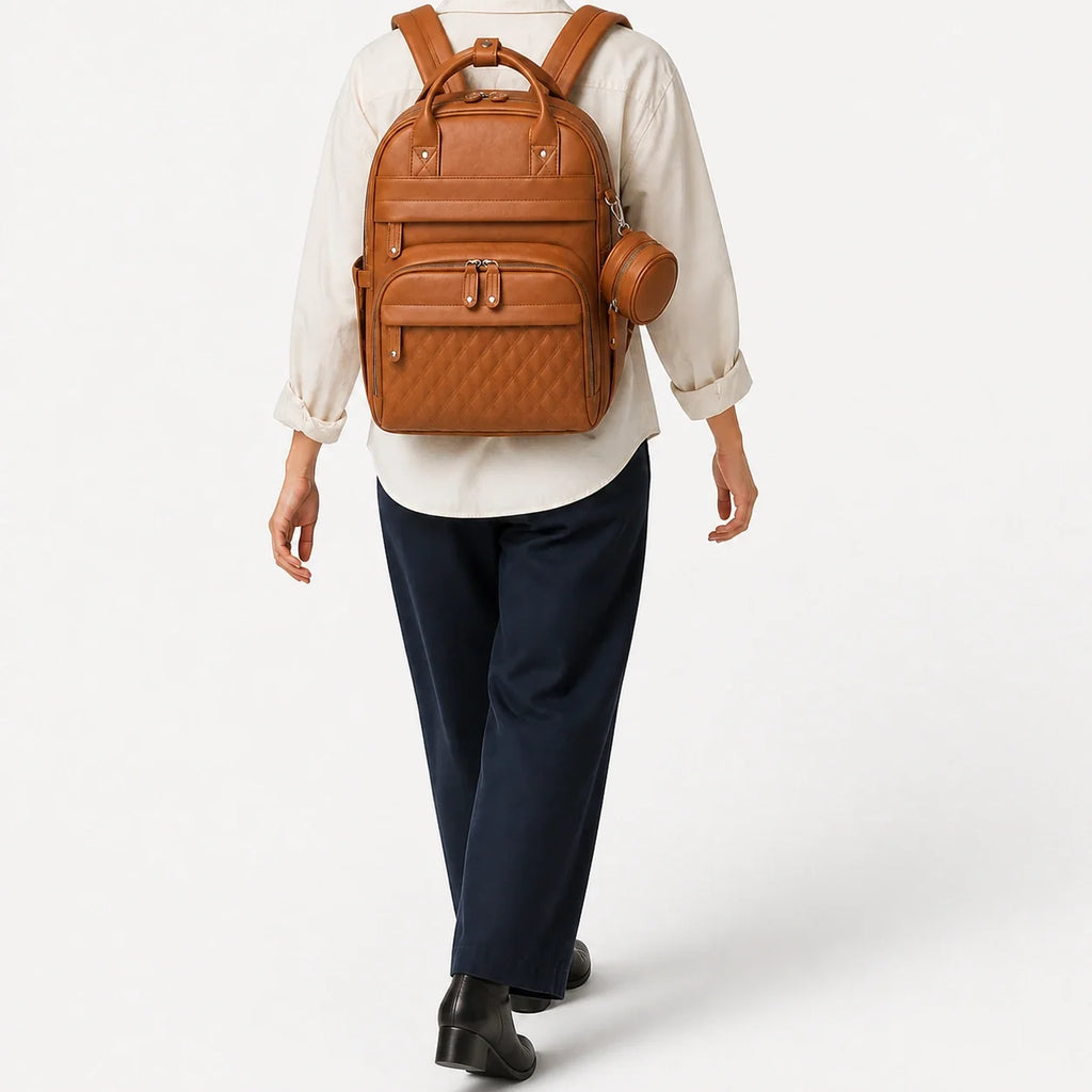 Sac à dos à langer brun porté de dos, taille réelle | NOLIERA